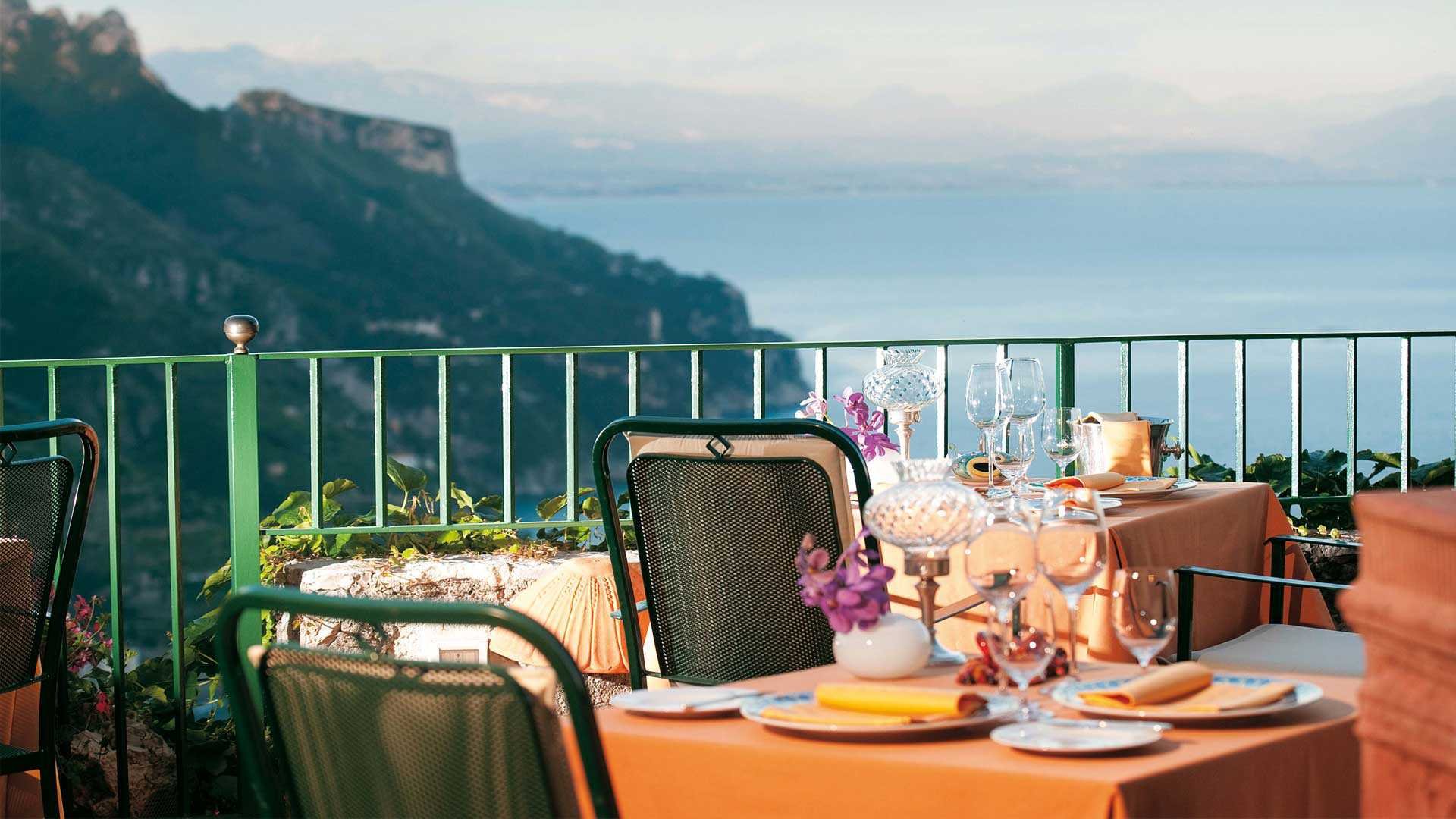 В Италии учредитель ресторана сам обслуживает посетителей и каждому поднимает настроение